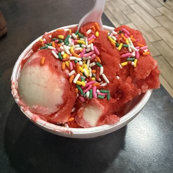 Shelly's Bakery/Paleteria & Neveria - Strawberries and cream - Patisserie/Cake Shop Near Me - Birmingham, Alabama