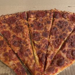 BURNT!! BURNT!! BURNT!! Crusty cheese rubbery crust, SUPER Gross!
