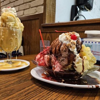 Leatherby's Family Creamery - Bananas foster and banana split - Ice Cream & Frozen Yogurt Near Me - Orem, Utah Leatherby's Family Creamery - Bananas foster and banana split - Ice Cream & Frozen Yogurt Near Me - Orem, Utah