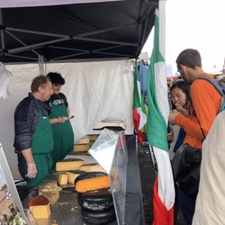 Fischmarkt - Italienischer Käse. Italian cheese.