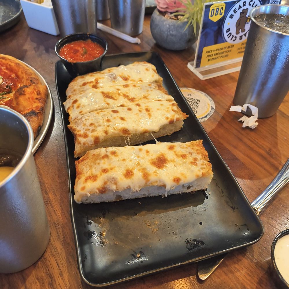 Oscar's Brewing Company - Garlic cheese bread ..UM, YUM!!! - American Near Me - Temecula, California