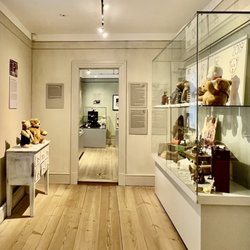 Stadtmuseum Schleswig - Retro-Teddys im Teddyhaus