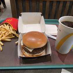 Field's - Quarter pounder with truffle sauce/cheese with truffles