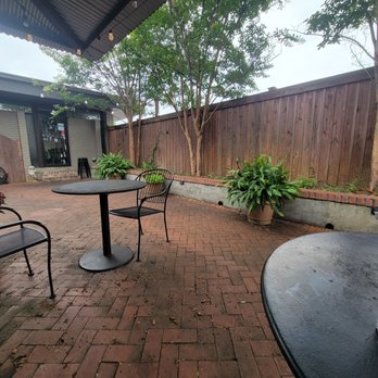 Ampersandwich - Outdoor courtyard with covered seating - Sandwiches Near Me - Birmingham, Alabama