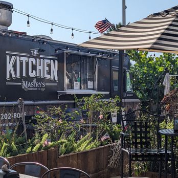 Mastry'S Brewing - Outdoor seating with food trck - Brewpubs Near Me - St. Pete Beach, Florida