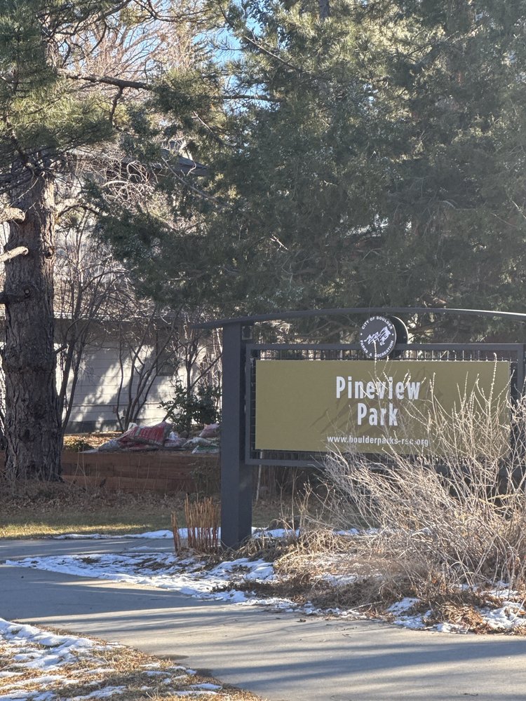 Pineview Park Logo