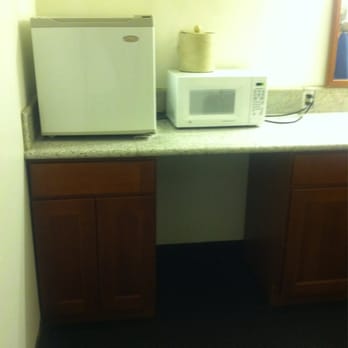 Rodeway Inn - Mini fridge, microwave, primping area. - Hotels Near Me - Newport, Oregon