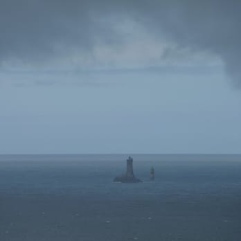 von Pointe du Van zur Pointe du Raz - Blick von Pointe du Van auf den Phare de la Vieille - Active Life Near Me
