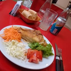 Resto Palace Café - Tortilla rellena y ensalada.