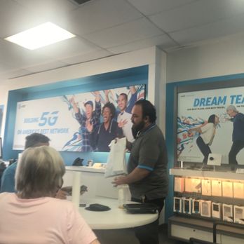 AT&T Store - Employee no wearing a mask! - Mobile Phones Near Me - Glendale, Arizona