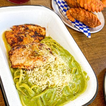 Casa Chaskis - Tallarín Verde con Pollo - Peruvian Near Me - Long Beach, California Casa Chaskis - Tallarín Verde con Pollo - Peruvian Near Me - Long Beach, California