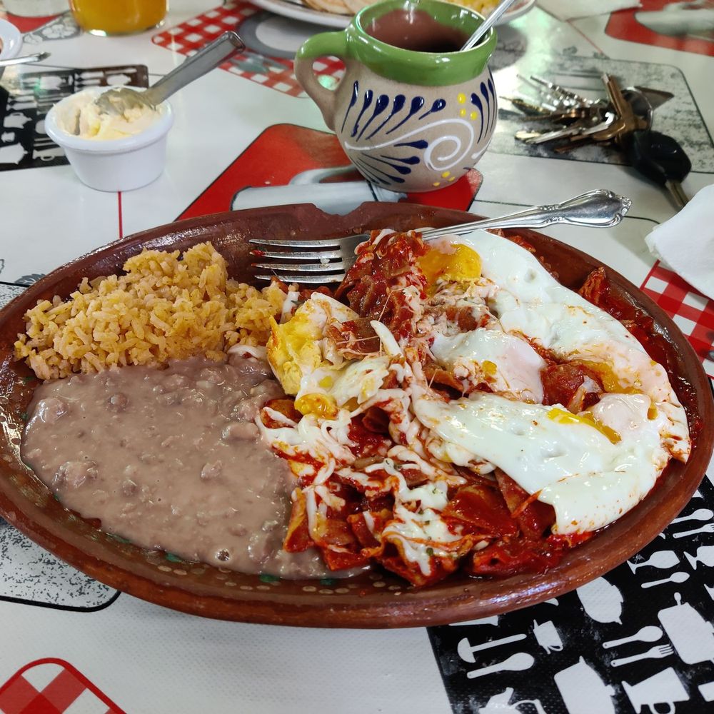 Chilaquiles con huevo and rice and beans