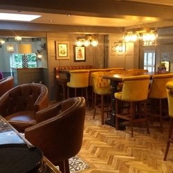 Stanneylands Hotel - Bar - hightop tables