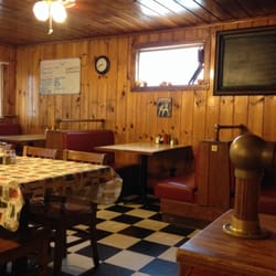 Wink's Dinner Bucket - Dining area at Winks Dinner Bucket in Odin Illinois
