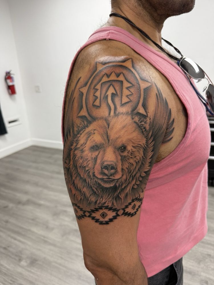Los Plebes Tattoos & Piercings Logo