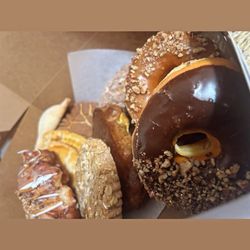 Horizon Star Bakery - Variety of sweet bread ( Manzana Fritter/Apple Fritter, chocolate donuts, Vanilla Esponja, etc).