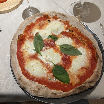 Mauriz Keller - Pizza margarita - Pizza Near Me - Ortisei, BZ