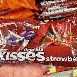 Foodland - Kisses with strawberry filling!? - VN