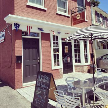Berts Hideout - Nice seating area and great curb appeal - Bakeries Near Me - Fishkill, New York