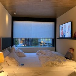 CitizenM Hotel - Bed and window