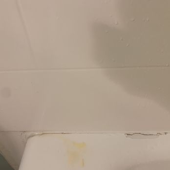 Hotel Tybee - Bathtub had cracks and mold all around it - Hotels Near Me - Tybee Island, Georgia Hotel Tybee - Bathtub had cracks and mold all around it - Hotels Near Me - Tybee Island, Georgia