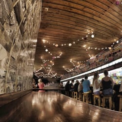 Fukuro Noodle Bar - Salón solo con barras, como en Japón