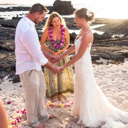 Simple Kona Beach Weddings - In the middle of a No-Brainer All-Inclusive Deluxe Simple Kona Beach Wedding, photo captured by photographer Kevin Rockwood.