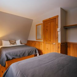 Gîte du Mont-Albert - Chambre d'un chalet avec vue sur la montagne