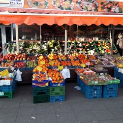 Hasan Market - Ausladende Auslage vor dem Laden