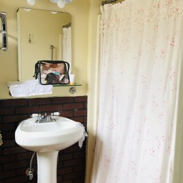 Spacious bathroom and lots of towels and toiletries Spacious bathroom and lots of towels and toiletries