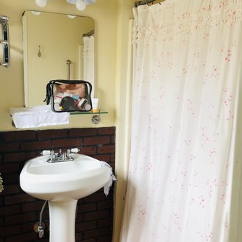 Villa Brasil Motel - Spacious bathroom and lots of towels and toiletries - Hotels Near Me - Los Angeles, California Villa Brasil Motel - Spacious bathroom and lots of towels and toiletries - Hotels Near Me - Los Angeles, California