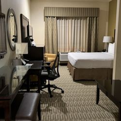 The Oaks Hotel & Suites