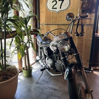 Cafe on 27 - Waiting area - Breakfast & Brunch Near Me - Topanga, California