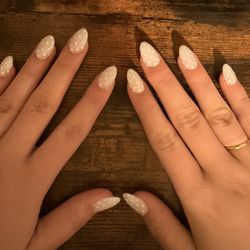 American Nail - Plain white nails with polka dots