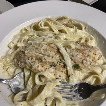 La Dolce Vita - Fettuccine Alfredo with chicken - Italian Near Me - Bossier City, Louisiana La Dolce Vita - Fettuccine Alfredo with chicken - Italian Near Me - Bossier City, Louisiana