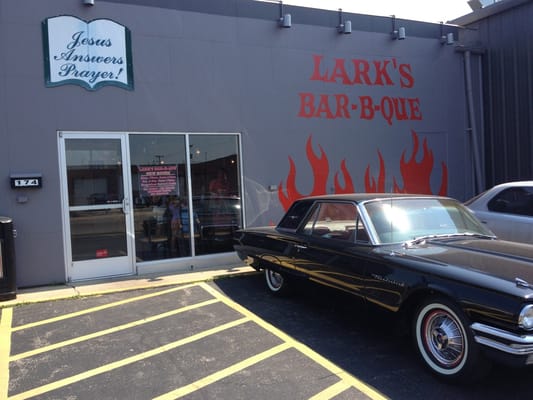 LARK'S BAR-B-QUE by null