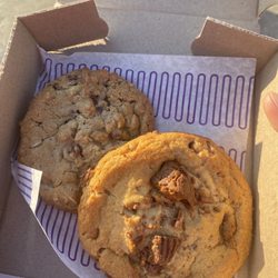 REESE'S Peanut Butter Filled Deluxe Oatmeal Chocolate Walnut