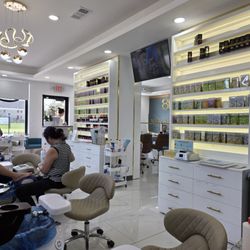 818 Nails Salon - Pedicure side
