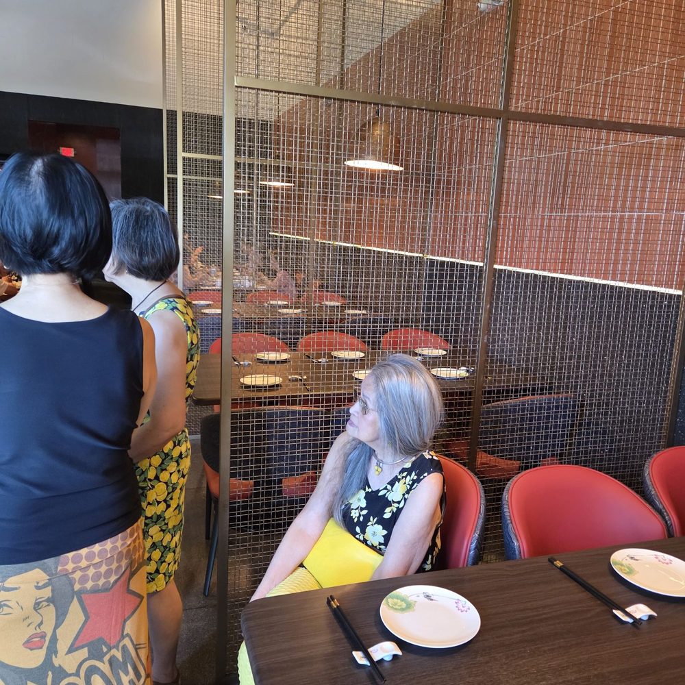 Empty tables with waiting guests.