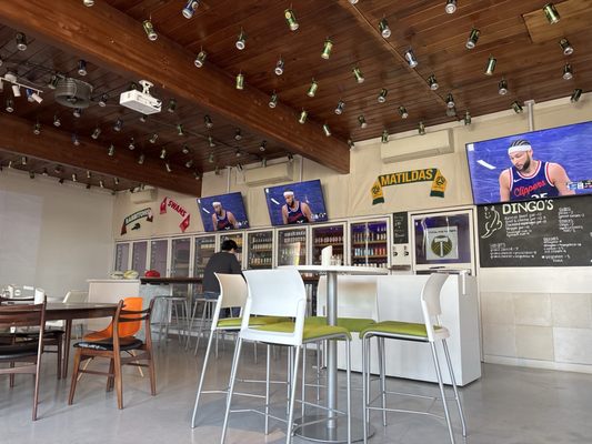dingo's sports pub by null