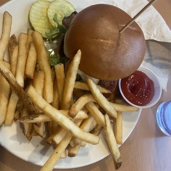 104 Main Public House - Burger - American Near Me - Topsham, Maine