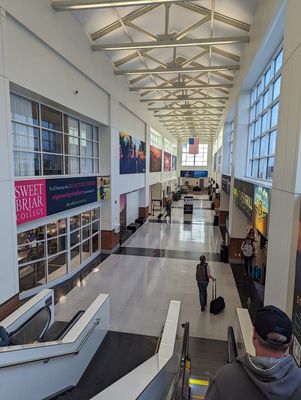 Charlottesville–Albemarle Airport by null