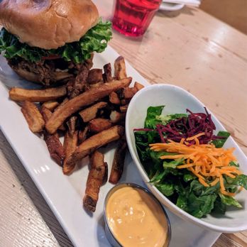 MeeT - Classic burger - Burgers Near Me - Vancouver, British Columbia