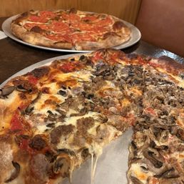 Large tomato & large meatball sausage and mushroom pie