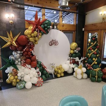Grady's Snack N' Dine - Christmas backdrop - Diners Near Me - Homewood, Illinois