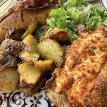 Café de la Comédie - Hot dog in a baguette with baked on cheese. - Brasseries Near Me - Paris, 75 Café de la Comédie - Hot dog in a baguette with baked on cheese. - Brasseries Near Me - Paris, 75