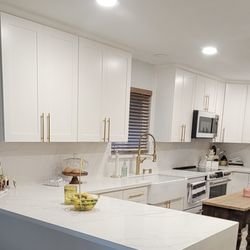 168 Cabinet Outlet - Waterfall edge on peninsula island.