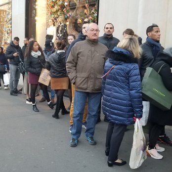 Louis Vuitton - Line to get in... must be on sale - Luggage Near Me - Paris, 75 Louis Vuitton - Line to get in... must be on sale - Luggage Near Me - Paris, 75