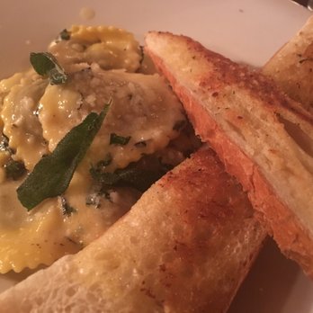 Elephant & Castle - Mushroom ravioli, not very tasty. The garlic bread is a subroll bread - British Near Me - Washington, DC, District of Columbia