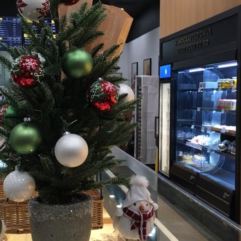 Paris Baguette - Christmas decorations in the bakery - Bakeries Near Me - Cerritos, California Paris Baguette - Christmas decorations in the bakery - Bakeries Near Me - Cerritos, California